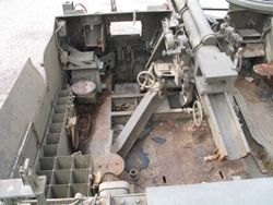 M7의 전투실 내부 왼쪽. 중앙 뒤쪽이 조종석