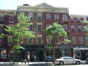 출연진이 거주했던 맨해튼 웨스트 빌리지의 허드슨 스트리트 632번지의 로프트.