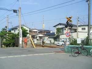 구사에역 앞 건널목. "야마구치 우베 공항"이라고 안내된 전봇대가 보인다(2008년 6월 촬영. 당시에는 건널목의 폭이 좁았다)