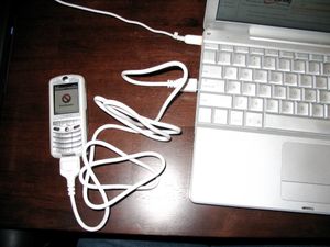 애플 파워북 G4에 연결된 ROKR