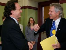 존 키츠하버 박사(오른쪽)가 국립 자연 의학 대학교에서 아르키메데스 운동(건강 관리 개혁 운동)을 홍보하며 데이비드 슐라이히 박사와 대화하고 있다.