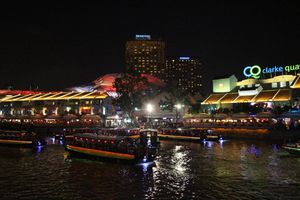 밤에 활기찬 클락 키 주변