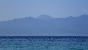 마나도 만에서 바라본 로콘산