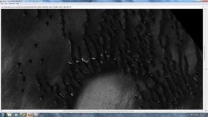 대부분의 서리가 사라진 사구 그룹, HiRISE가 HiWish 프로그램으로 관측. 일부 잔물결이 보인다.