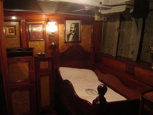 칠레 탈카와노에 보존되어 있는 와스카르의 선실. 미겔 그라우의 초상화가 장식되어 있다.