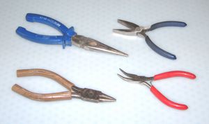 왼쪽 위부터 시계 방향으로 라디오 펜치, 평구형 전화 전용 플라이어, 벤트 헤드 메카닉 플라이어, 원형 펜치