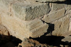 조각된 몰딩이 있는 약탈된 건축 부재를 보여주는 탑 기초의 세부 모습이다.