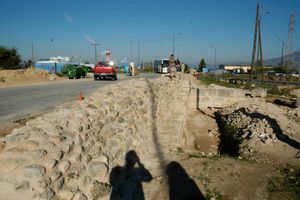 벽의 선을 따라가며 잔해 코어를 보여주는 모습이다.