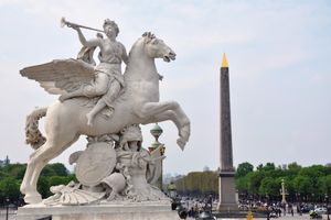 튀일리 정원 입구에 설치된 앙투안 쿠아즈보의 기마상 〈페가수스를 탄 페메〉의 복제본