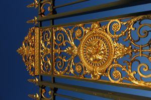 튀일리 정원 입구의 화려한 장식