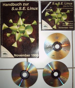 1995년 12월에 출시된 초창기 S.u.S.E. Linux (당시 표기). 마스코트 카멜레온 디자인이 현재와 약간 다르다