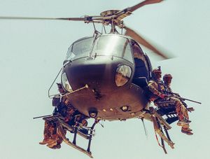 스키드에 좌석을 추가한 유로콥터 EC 135