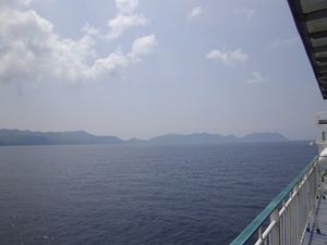 가고시마만(긴코만) 내에서 오스미반도의 끝 부분을 바라봄. 왼쪽이 사쿠라지마, 산을 넘어 뒤쪽은 시부시・미야자키 방향.