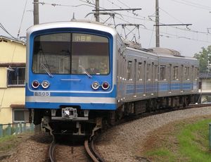 쓰카하라역 부근을 달리는 5000계 (2006년 10월 28일)