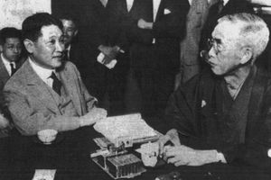 이타쿠라 타쿠조(왼쪽)와 타카다 사나에(오른쪽)