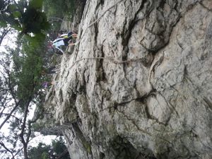 형제봉의 암벽코스. 밧줄을 이용해 올라갈 수 있다.