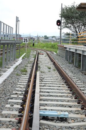 호케구치역 2번선 (2020년 6월, 구내 건널목에서)