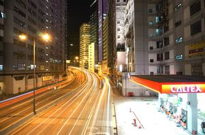 밤의 웡척헹 로드와 고가도로