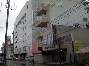 과거 이와테 멘코이 텔레비 하치노헤 지사가 입주했던 타케다 스포츠 쥬로쿠니치마치 빌딩(2007년 5월 촬영)