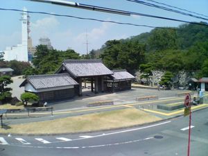 복원된 와시노몬. 후방 우측의 숲은 시로야마