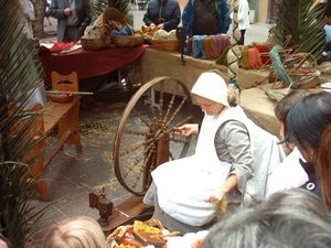 중세 시장에서 실을 잣는 복장