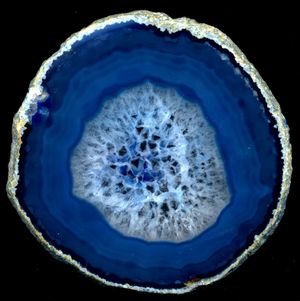 절단 후 착색되어 코스터로 제품화된 마노