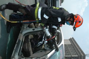 시범에서 유압 커터를 사용하는 소방관