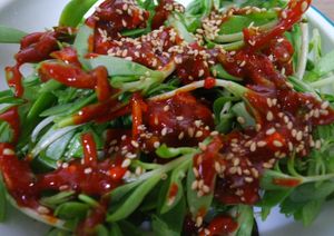 돌나물-무침, 고추장 기반의 달콤하고 톡 쏘는 소스로 양념함