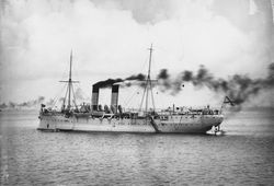 러시아 제국 해군의 기뢰부설함 「아무르」. 선체 후미에 기뢰 투하용 문이 보인다. 이 함선에 적용된 장치 개발로 항해 중 기뢰 부설이 가능해졌다.