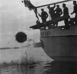 러시아 제국 해군의 구축함 피인이 기뢰를 부설하는 모습