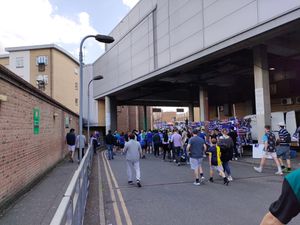 풀럼 브로드웨이 역에서 경기장으로 가는 길