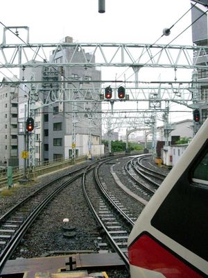 역 구내 이세사키 방면 선로. 선로 사이에 레일 윤활기의 그리스 탱크가 보인다. 오른쪽은 특급 「료모」 (2009년 6월)