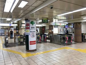 카미나리몬 방면 개찰구 (2018년 9월)