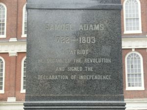 패뉴얼 홀 앞에 있는 새뮤얼 애덤스의 동상에 새겨진 명문