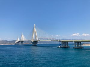 페리 선착장에서 바라본 리오-안티리오 다리.