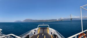 페리에서 바라본 리오-안티리오 다리.