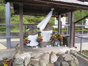 쿠라마 방면 출구 옆의 '아미타여래 좌상 석불'. 뒤쪽의 나무가 있는 곳이 과거 상행 승강장이 있던 자리이다.