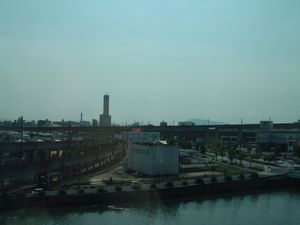 혼시비산선 델타선 우변 측에서. 우변 측은 다카마츠 방면에서 오카야마 방면, 좌변 측(사진 정면의 직선)은 마츠야마 방면(왼쪽)에서 오카야마 방면(오른쪽), 저변 측(사진 왼쪽의 곡선)은 마츠야마 방면에서 다카마츠 방면(앞쪽)으로 각 노선이 분기하고 있다.