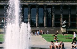 루스트 정원에서 휴식을 취하는 사람들