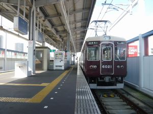 한큐 승강장. 열차가 정차하고 있는 곳은 2번 승강장.