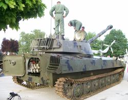 2S1 후면차체 후면 해치가 열려 있고, 차내에는 탄약 랙이 보인다