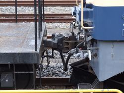 EF65 전기 기관차와 호키 800형의 연결 부분. 자동 브레이크 관 호스가 연결되어 있다. 브레이크 관에 490kPa (5kgf/cm2)의 공기압이 채워져 있을 때, 편성 차량의 브레이크 실린더 압력은 0이 된다. 운전석의 자동 브레이크 밸브(자변) 조작으로 브레이크 관 공기압을 조절하여 편성 차량의 브레이크 실린더 압력을 제어한다.