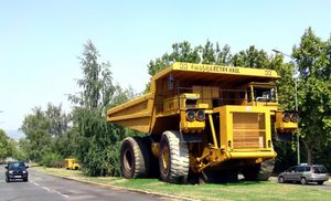 공원 박물관에 전시된 댐퍼 트럭