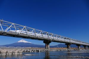 후지카와교량을 통과하는 도카이도 신칸센