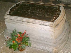 라틴어로 된 비문이 새겨진 무덤의 클로즈업