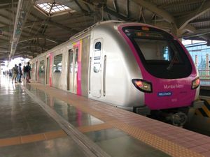 뭄바이 지하철(Mumbai Metro)은 도시의 동부와 서부를 연결한다.