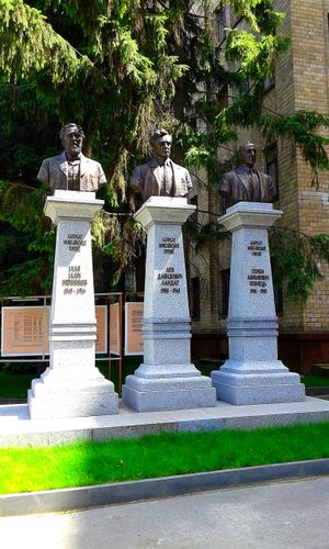 V. N. 카라진 하르키우 국립대학교에 있는 일리야 메치니코프, 레프 란다우, 사이먼 쿠즈네츠 노벨상 수상자 기념비