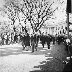 뒤를 따라 교회로 향하는 자클린(중앙), 로버트(왼쪽), 에드워드(오른쪽) 3인