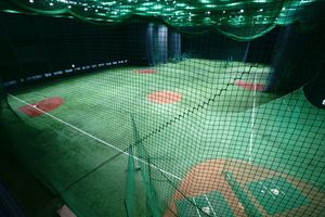 실내 연습장 내부. 앞쪽에 내야 다이아몬드, 그 뒤쪽에 타격 연습 공간