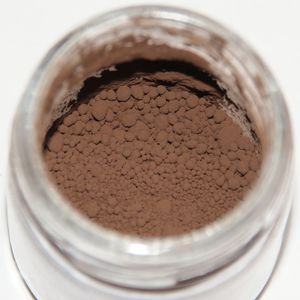 갈색 분말이 들어있는 열린 유리병